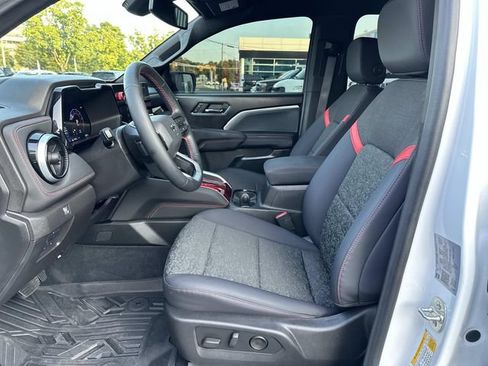 Used 2025 Chevrolet Colorado Z71 w/ Technology Package AWD/4WD image 19