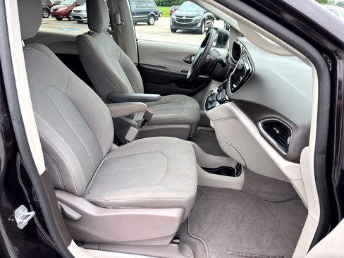 Used 2017 Chrysler Pacifica Touring w/ Tire & Wheel Group image 24