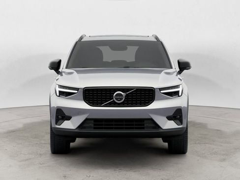 Used 2025 Volvo XC40 B5 Plus image 2