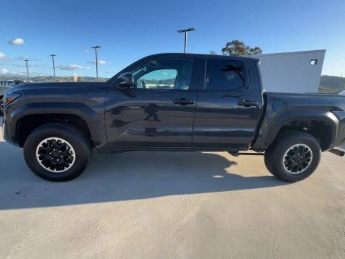 Used 2025 Toyota Tacoma TRD Off-Road image 5