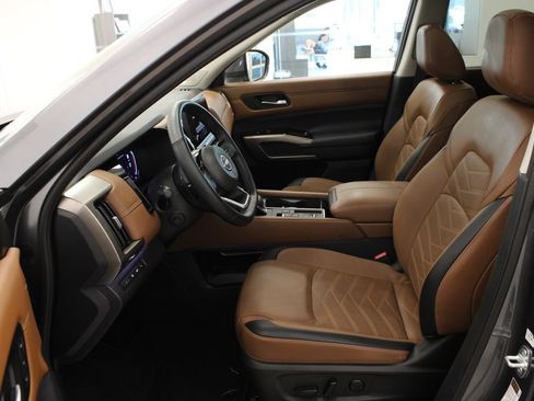 Used 2025 Nissan Pathfinder Platinum w/ Cargo Package FWD image 10