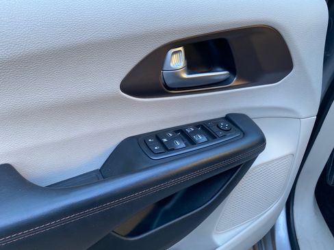 Used 2017 Chrysler Pacifica Touring-L image 19