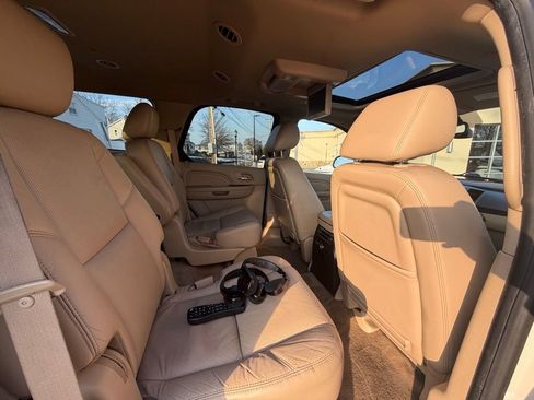 Used 2011 Cadillac Escalade Premium image 16