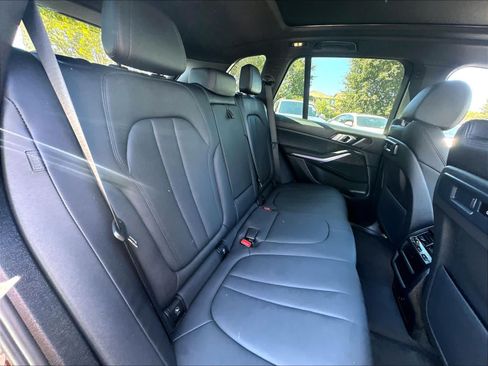 Used 2022 BMW X5 xDrive40i w/ Parking Assistance Package AWD/4WD image 25