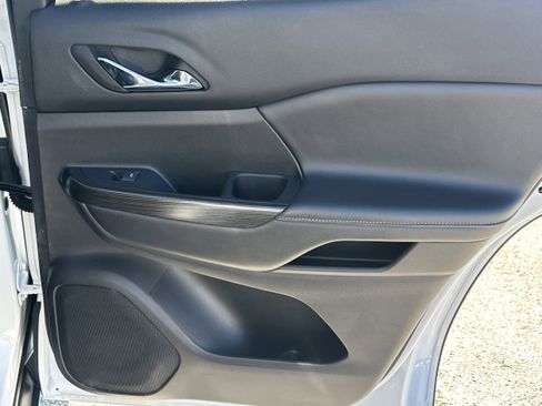 Used 2023 GMC Acadia SLT image 16