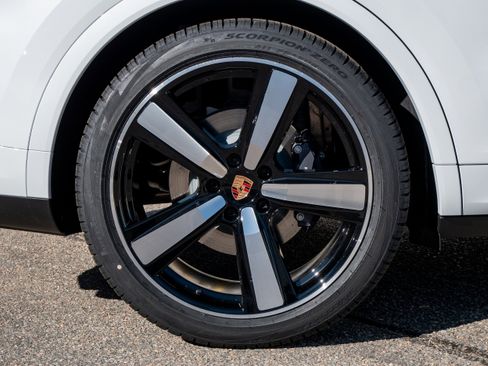 New 2026 Porsche Cayenne AWD/4WD image 18