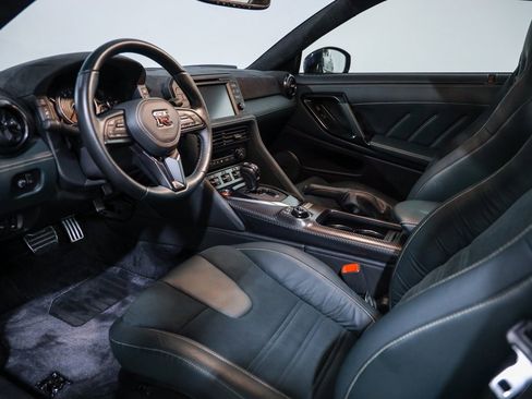 Used 2021 Nissan GT-R Premium image 32