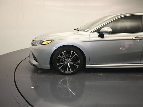 Used 2020 Toyota Camry SE w/ Convenience Package FWD image 9