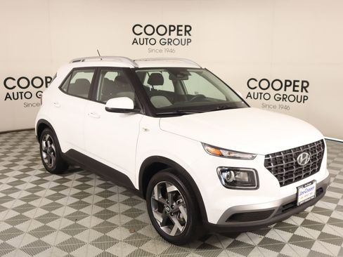 Used 2025 Hyundai Venue SEL image 1