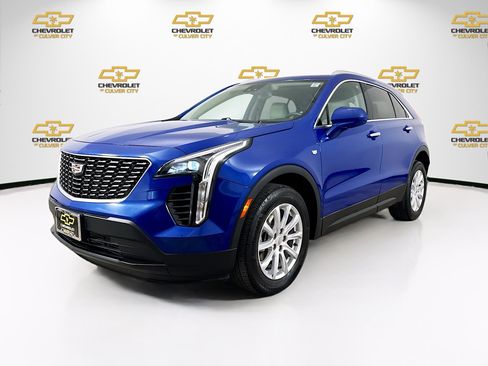 Used 2021 Cadillac XT4 Luxury w/ Cold Weather Package FWD image 3