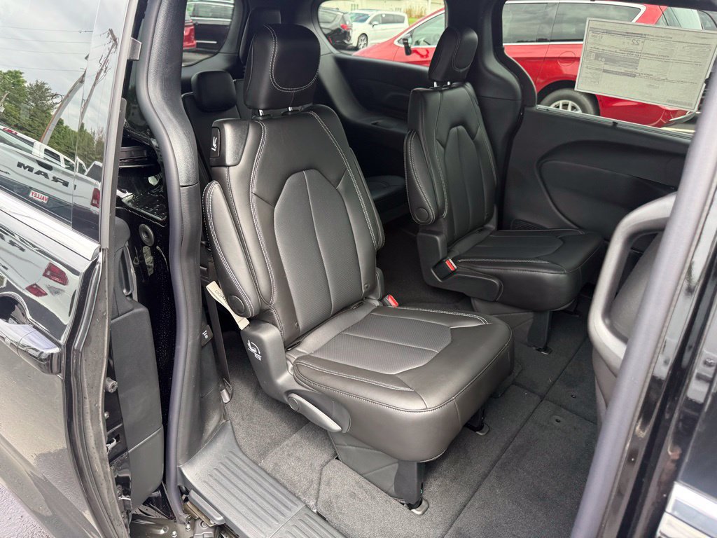 New 2027 Chrysler Pacifica Select w/ Family Tech Group FWD image 43