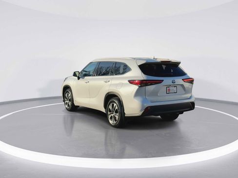 Certified 2022 Toyota Highlander XLE image 6