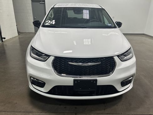 Used 2024 Chrysler Pacifica Touring-L image 38