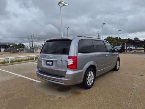 Used 2014 Chrysler Town & Country Touring FWD image 4