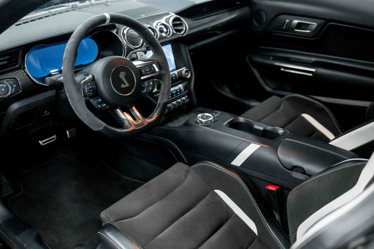 Used 2021 Ford Mustang Shelby GT500 w/ Carbon Fiber Track Pack RWD image 2