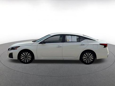Used 2025 Nissan Altima 2.5 SV FWD image 9