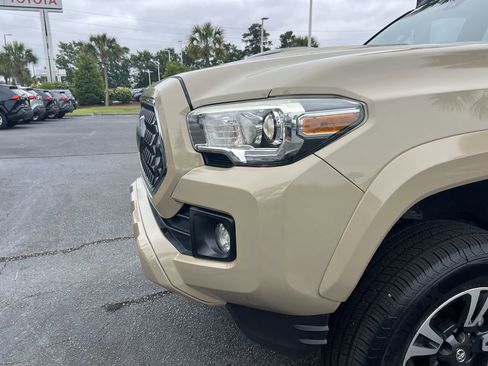 Used 2018 Toyota Tacoma TRD Sport AWD/4WD image 6
