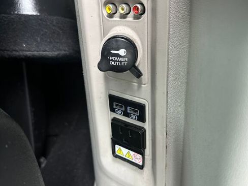 Used 2016 Chrysler Town & Country Limited FWD image 14
