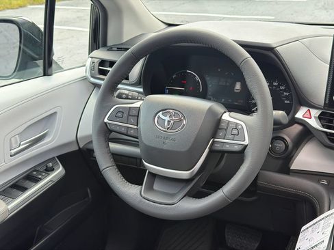 New 2026 Toyota Sienna XLE FWD image 29