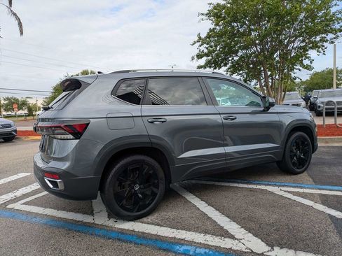 Used 2025 Volkswagen Taos SE w/ Panoramic Sunroof Package image 6