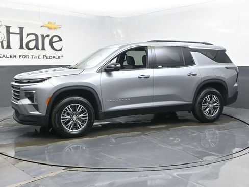 Used 2025 Chevrolet Traverse LT image 32