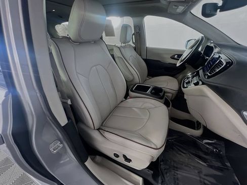 Used 2020 Chrysler Pacifica Limited FWD image 30