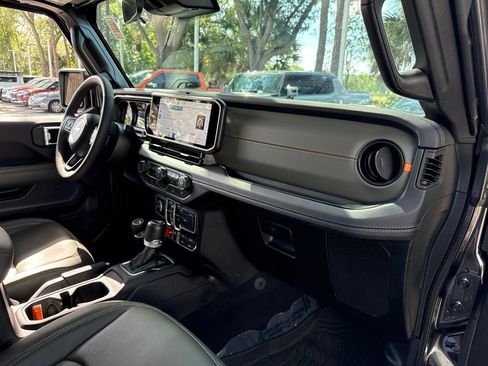 Used 2025 Jeep Gladiator Mojave w/ Convenience Group AWD/4WD image 22