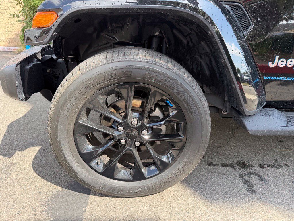 Used 2023 Jeep Wrangler Unlimited Sahara w/ Cold Weather Group AWD/4WD image 8