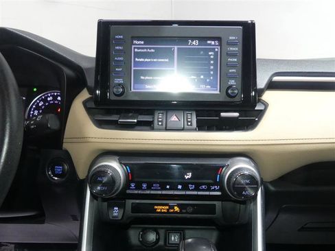 Used 2019 Toyota RAV4 XLE Premium image 36