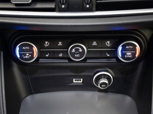 Used 2022 Alfa Romeo Stelvio Veloce image 18