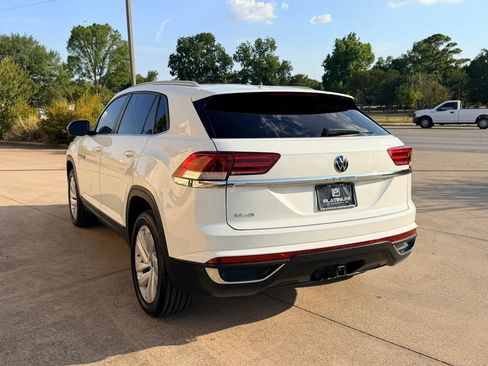 Used 2021 Volkswagen Atlas Cross Sport SE w/ Panoramic Sunroof Package FWD image 3