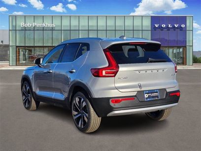 New 2025 Volvo XC40 B5 Plus w/ Climate Package