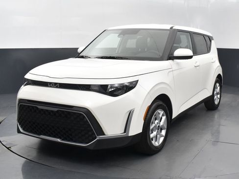 Used 2025 Kia Soul LX w/ LX Technology Package FWD image 3