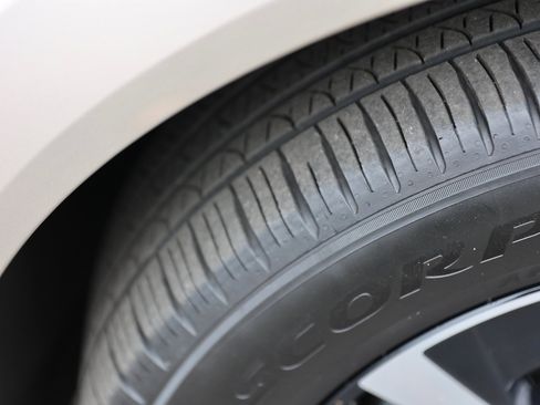 Used 2025 Volvo XC60 B5 Core image 12