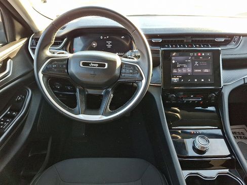 Used 2023 Jeep Grand Cherokee L Laredo image 12