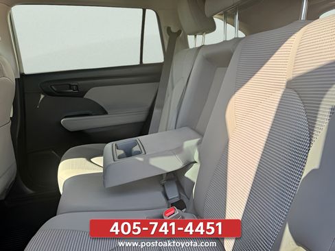 Used 2023 Toyota Highlander LE FWD image 25