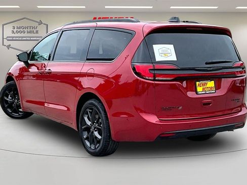 Used 2025 Chrysler Pacifica Limited AWD/4WD image 4