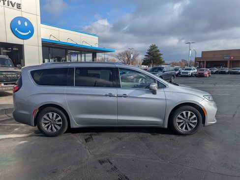 Used 2021 Chrysler Pacifica Touring-L image 2