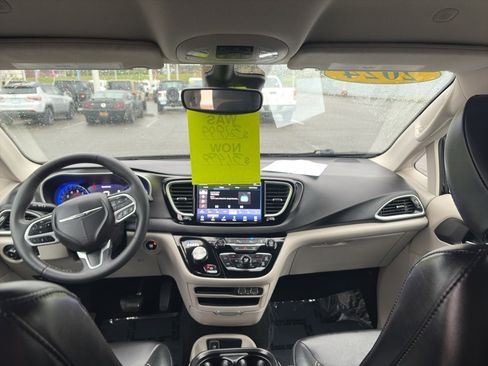 Used 2024 Chrysler Pacifica Touring-L image 15