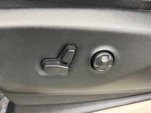 Used 2023 Chrysler Pacifica Touring-L FWD image 23