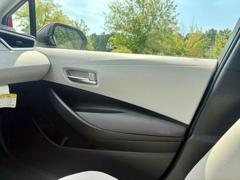 Used 2020 Toyota Corolla LE FWD image 24