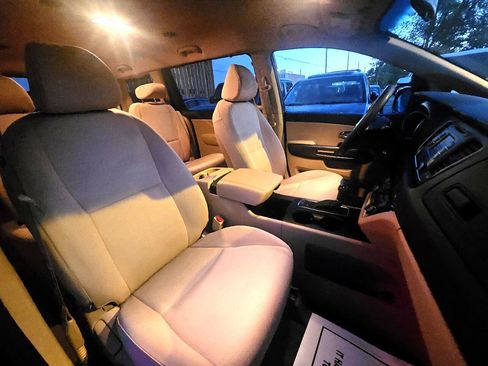 Used 2015 Kia Sedona LX w/ LX Convenience Package image 39