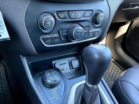 Certified 2016 Jeep Cherokee Trailhawk w/ Leather Interior Group AWD/4WD image 12