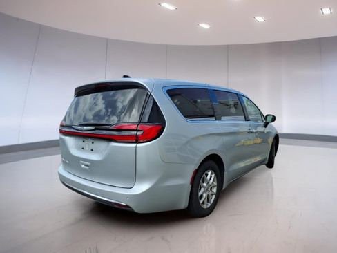 Used 2023 Chrysler Pacifica Touring-L FWD image 4