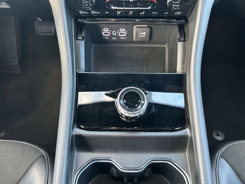 Used 2024 Jeep Grand Cherokee L Laredo image 32