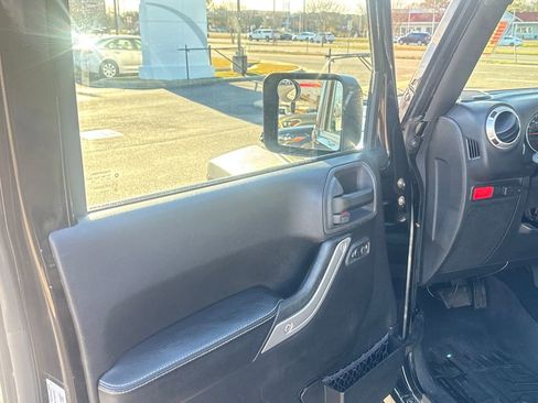 Used 2015 Jeep Wrangler Unlimited Rubicon image 9