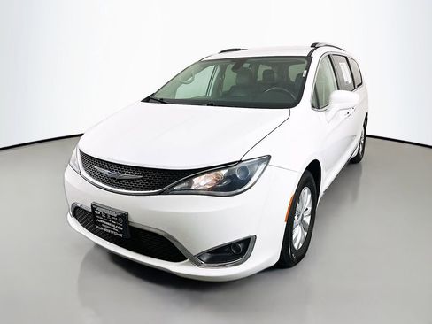 Used 2019 Chrysler Pacifica Touring-L image 3