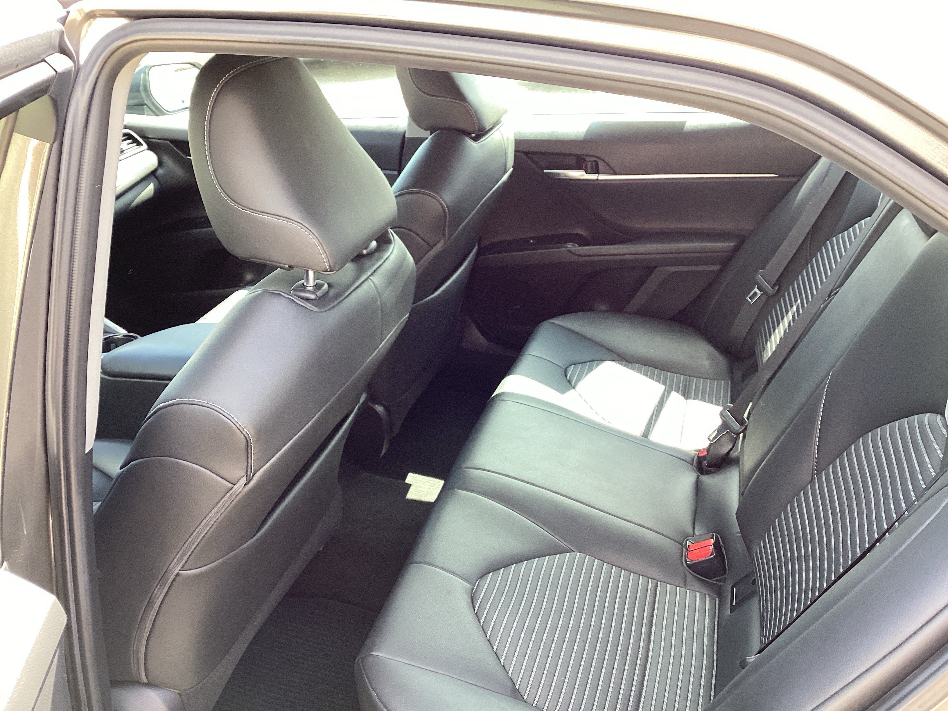 Used 2019 Toyota Camry SE FWD image 12