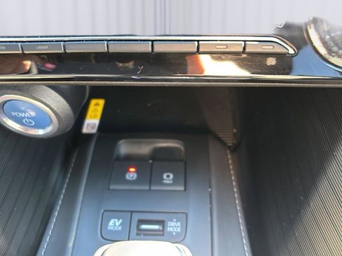 Used 2022 Toyota Venza XLE image 29