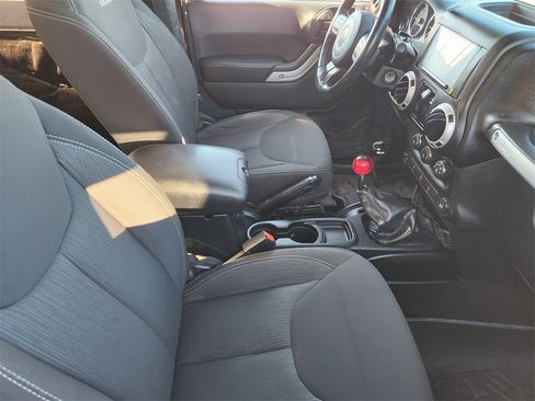 Used 2017 Jeep Wrangler Rubicon w/ Power Convenience Group image 9